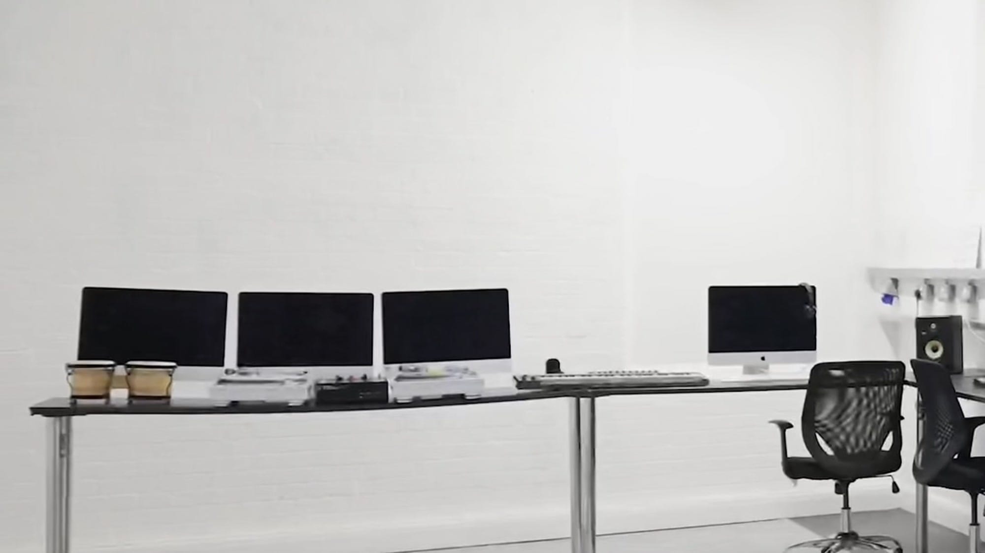 The classroom: a long bench of iMac workstations under the original circular ceiling light well